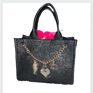BETSEY JOHNSON SMALL BLACK SKULL HEARTS CROSSBODY SATCHEL PURSE CHARM CHAIN NWT